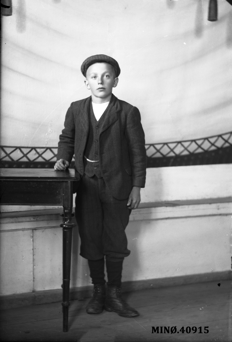 Oscar Holte, Portrett av ung mann - Magnar Brevik