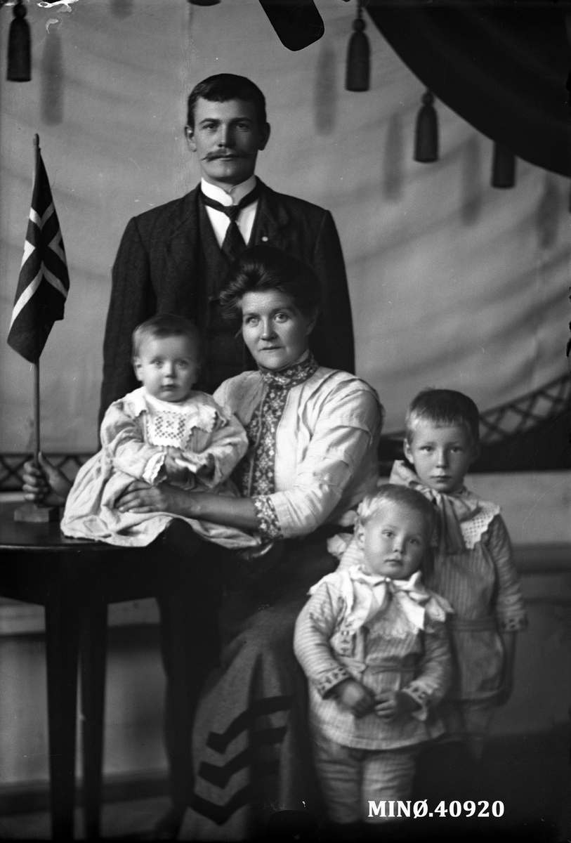 Oscar Holte, Portrett av mann - Iver Oleson Skredderhaug (16.7.1889-23.10.1916) med kone og barn