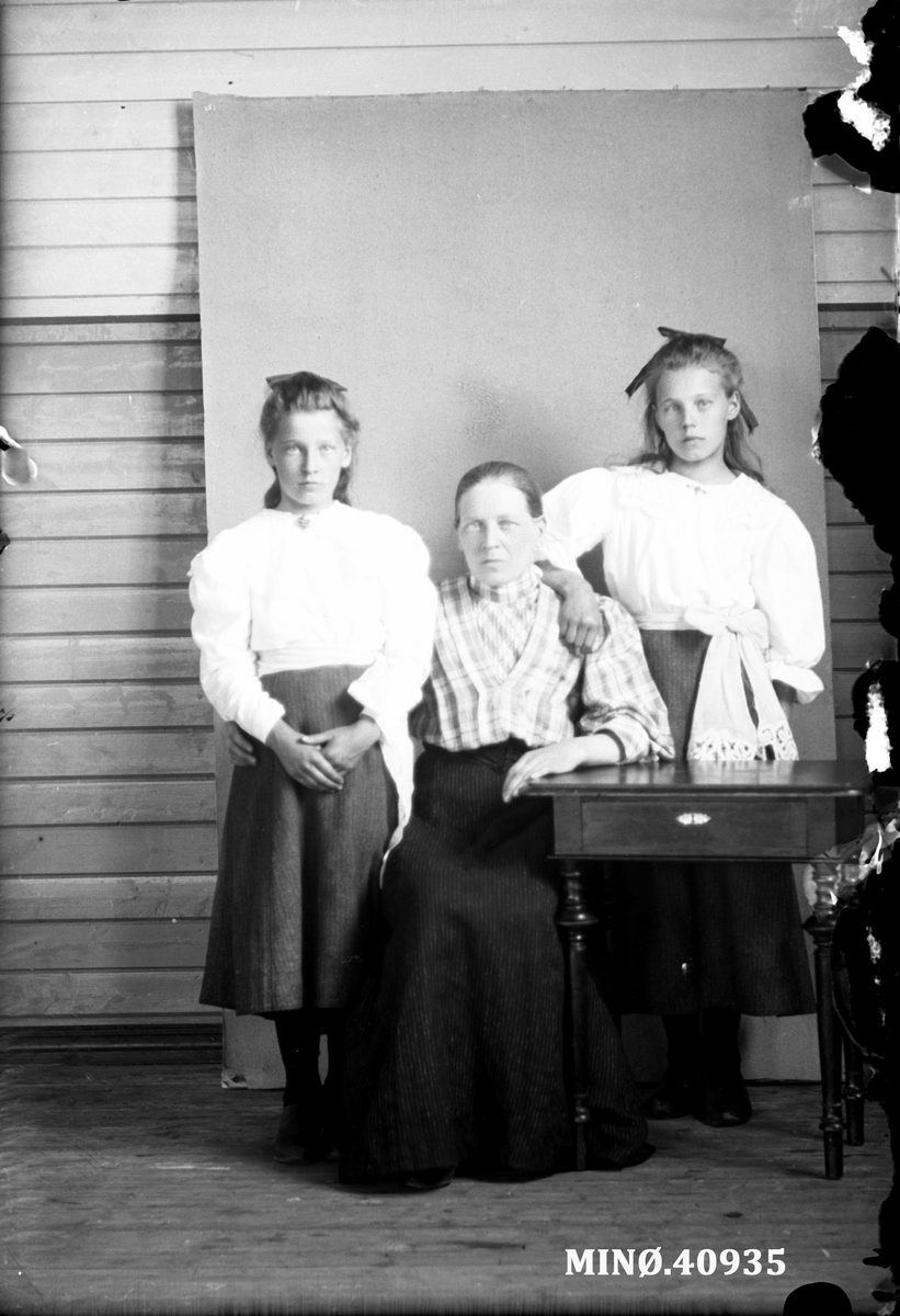 Oscar Holte, Portrett av kvinne og to jenter. Foran til venstre Helga Krog. Thorne, Oldertrøen