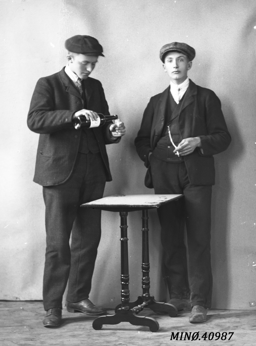 Oscar Holte, Portrett av to unge menn - Håkon Frankmo (1891-1913) til høyre. Kontorist på Folldal verk.