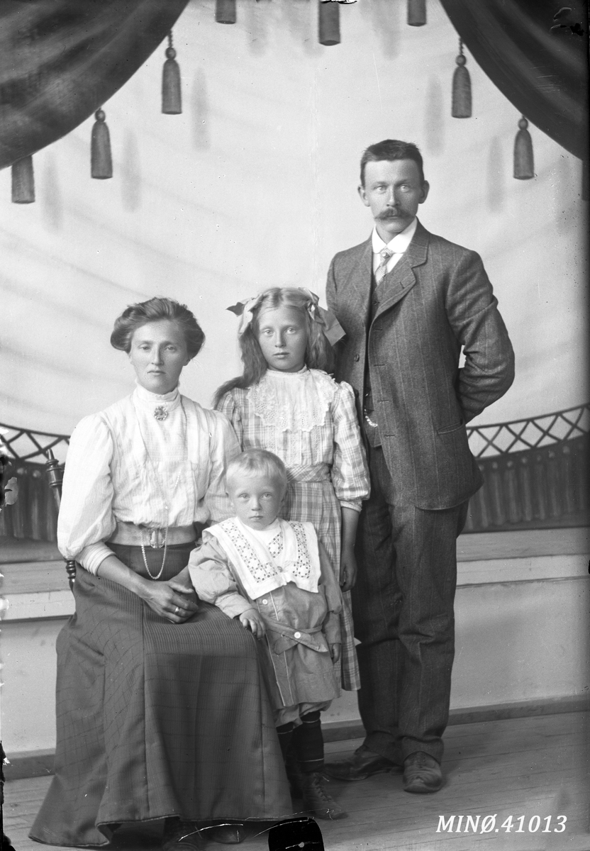 Oscar Holte, Portrett av familie. Adolf Hansen med kone og barn