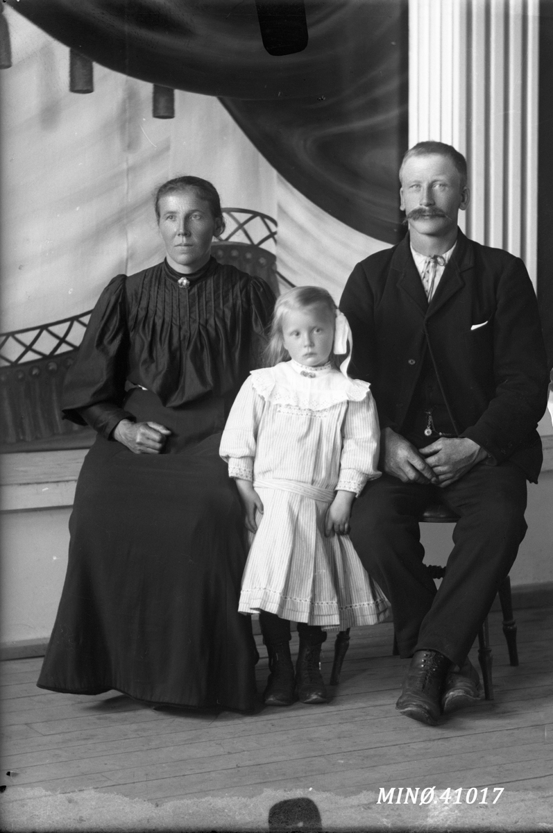 Oscar Holte, Portrett av liten familie.