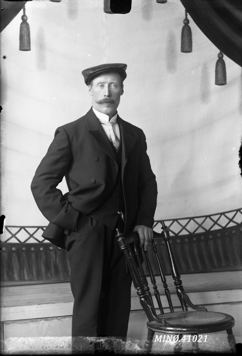 Oscar Holte, Portrett av mann - J. Helland