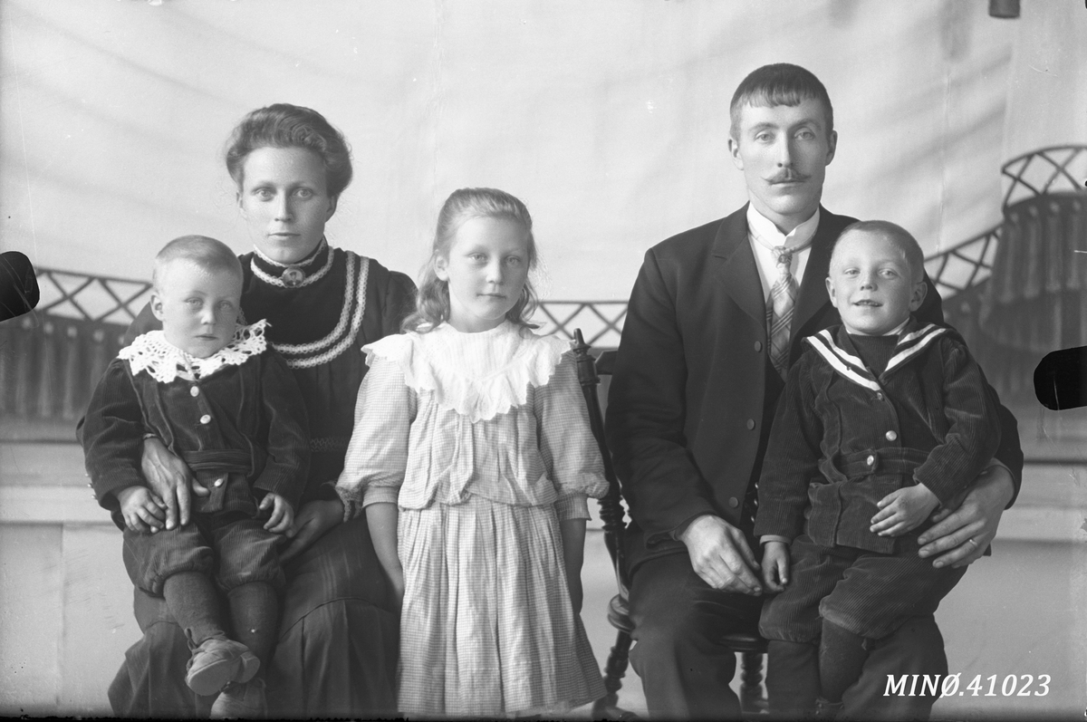 Oscar Holte, Portrett av familie. Anders Moseng med kone og barn