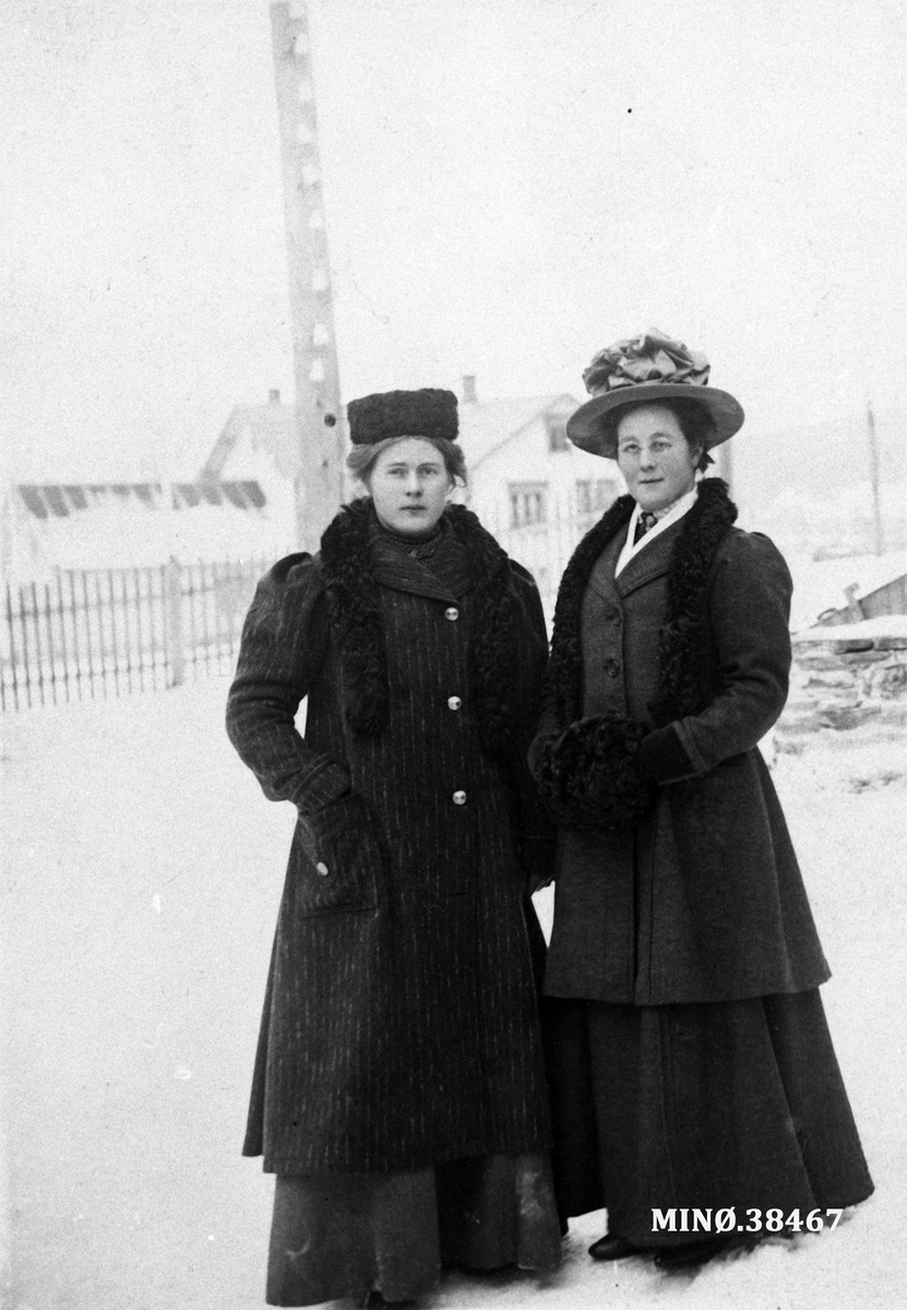 Ukjent, Portrett av to kvinner. Marta (Müller) Krogseng og Marit Tronslien (?)