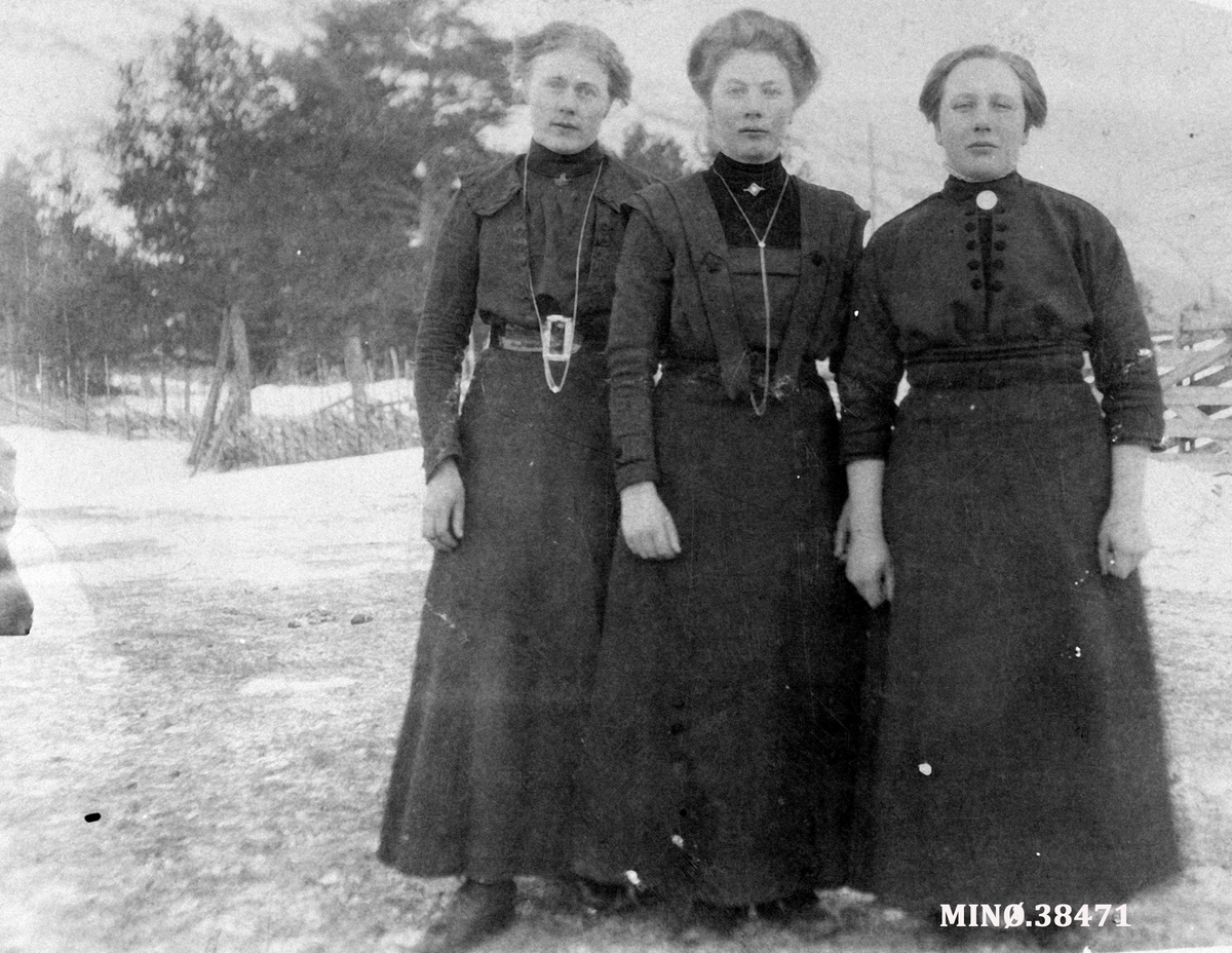Ukjent, Tre kvinner. Fra venstre: Marta Kroksenget, Ingeborg Ørbakka, Ingeborg eller Sigrid Lillestrøm