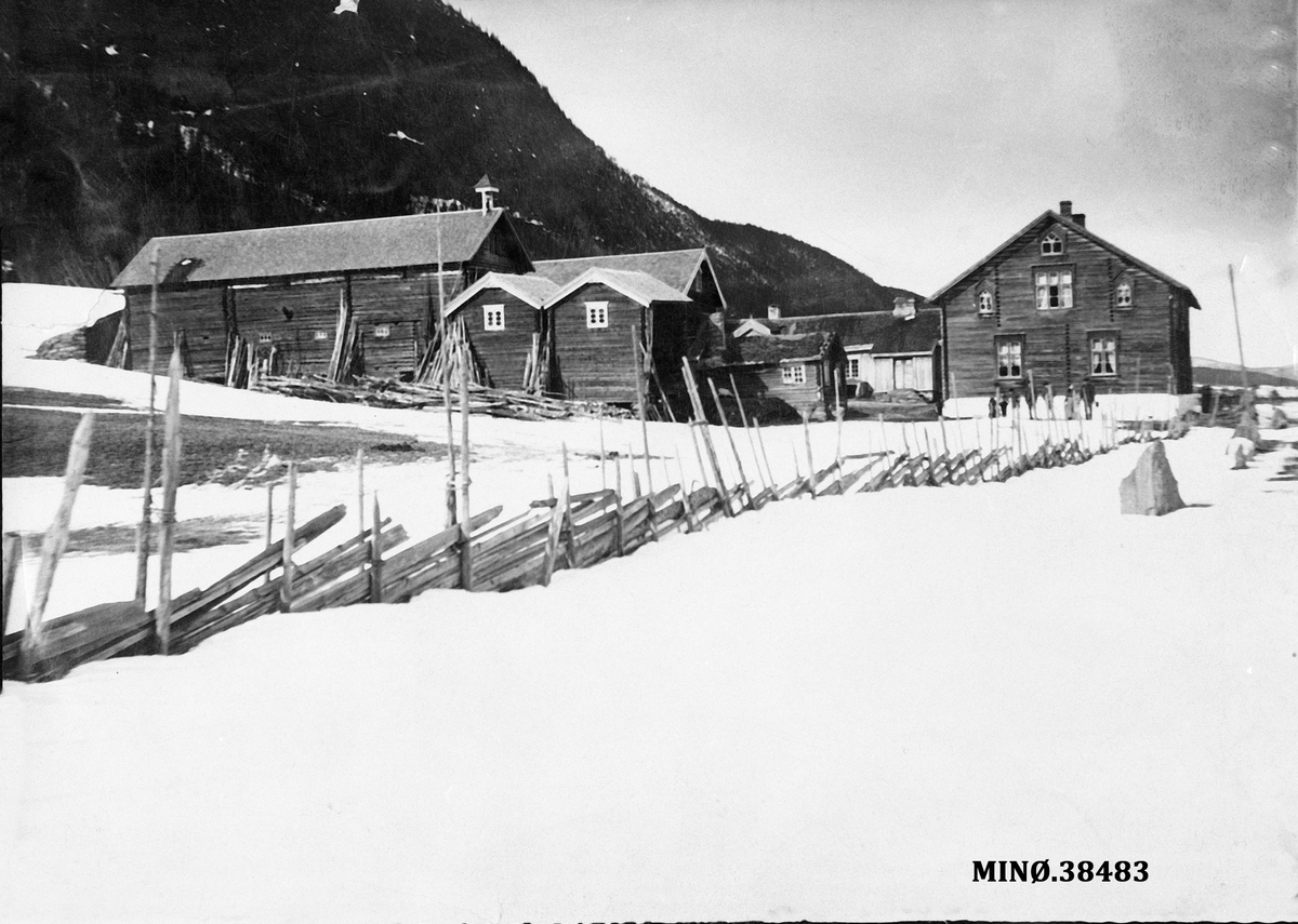 Ukjent, Gardsbebyggelse med skigard i forgrunnen.