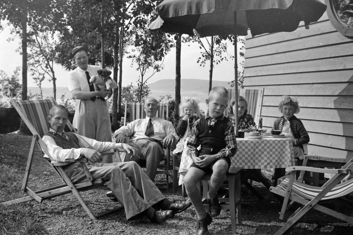 Johs. (Johannes) Johannessen, Familiebilde i solveggen, "funkishytta".