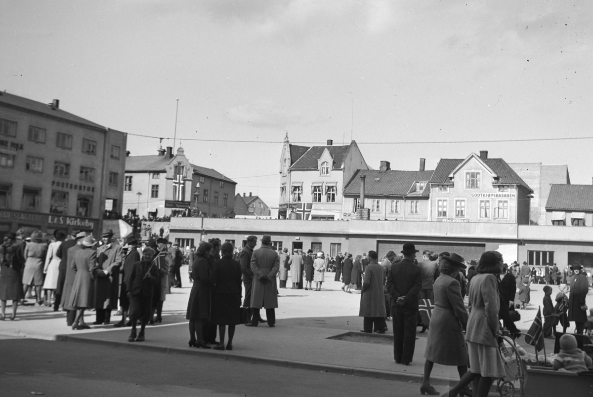 Johs. (Johannes) Johannessen, Østre torg, Hamar. 17.mai.