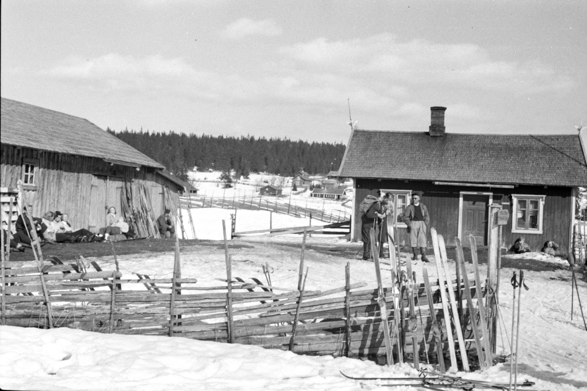 Johs. (Johannes) Johannessen, Lageråkvisla, Vangsåsen, påske, skiløpere i solveggen.