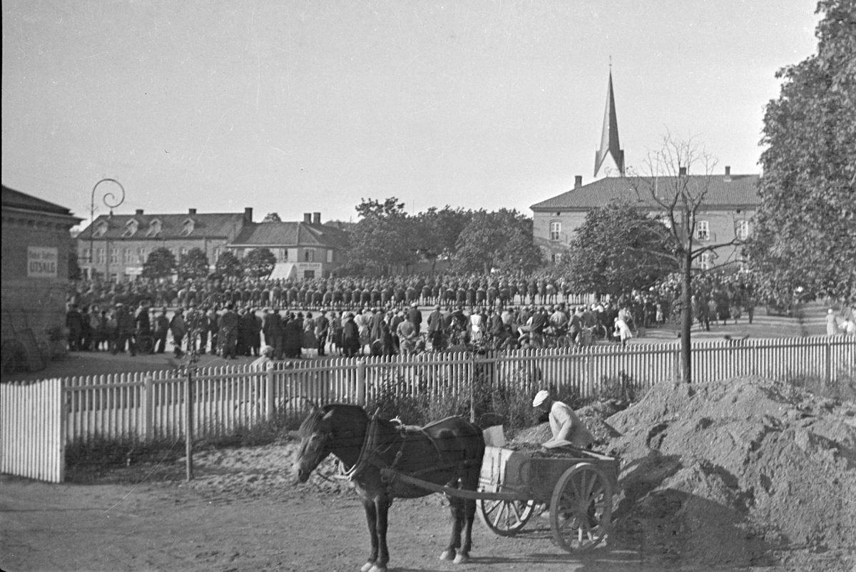 Johs. (Johannes) Johannessen, Strandgateparken, hest og kjerre, militærparade på Stortorget,