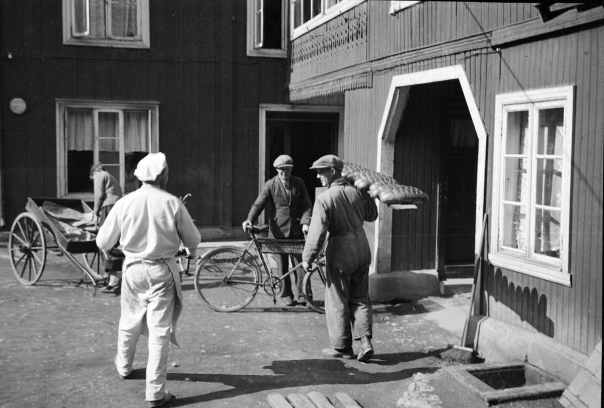 Johs. (Johannes) Johannessen, Baker Johs. Johannessen, Strandgata, Hamar. Bakgården, bakere, brødbrett, visergutt, sykkel,