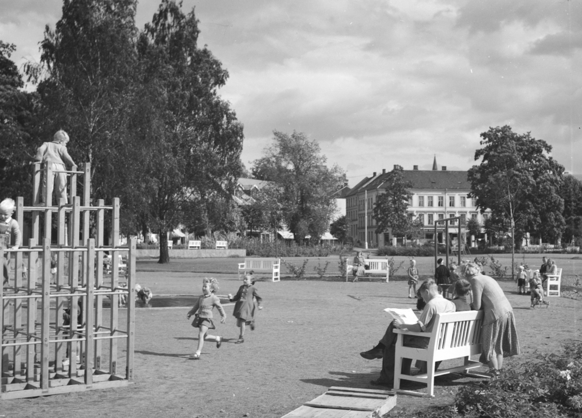 Johs. (Johannes) Johannessen, Strandgateparken, lekeparken, barn, foreldre, lekeapparater, Hamar.