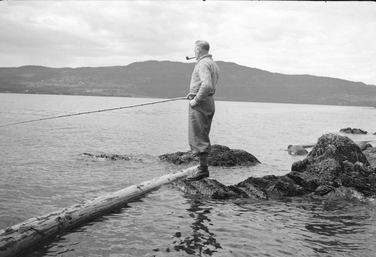 Johs. (Johannes) Johannessen, Mjøsfisker, fritidsfiske, ukjent mann bambusstang, røyker pipe.