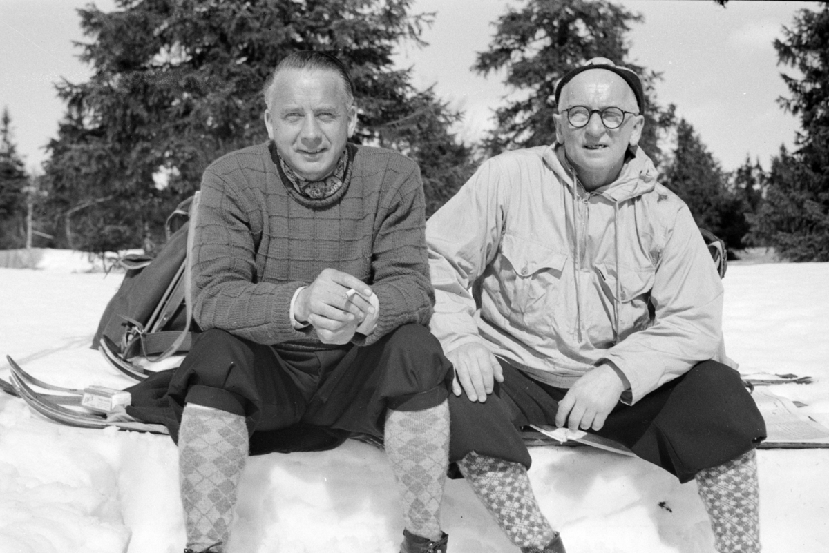 Johs. (Johannes) Johannessen, To ukjente menn, hviler på "snøbenk" skitur, skiantrekk.
