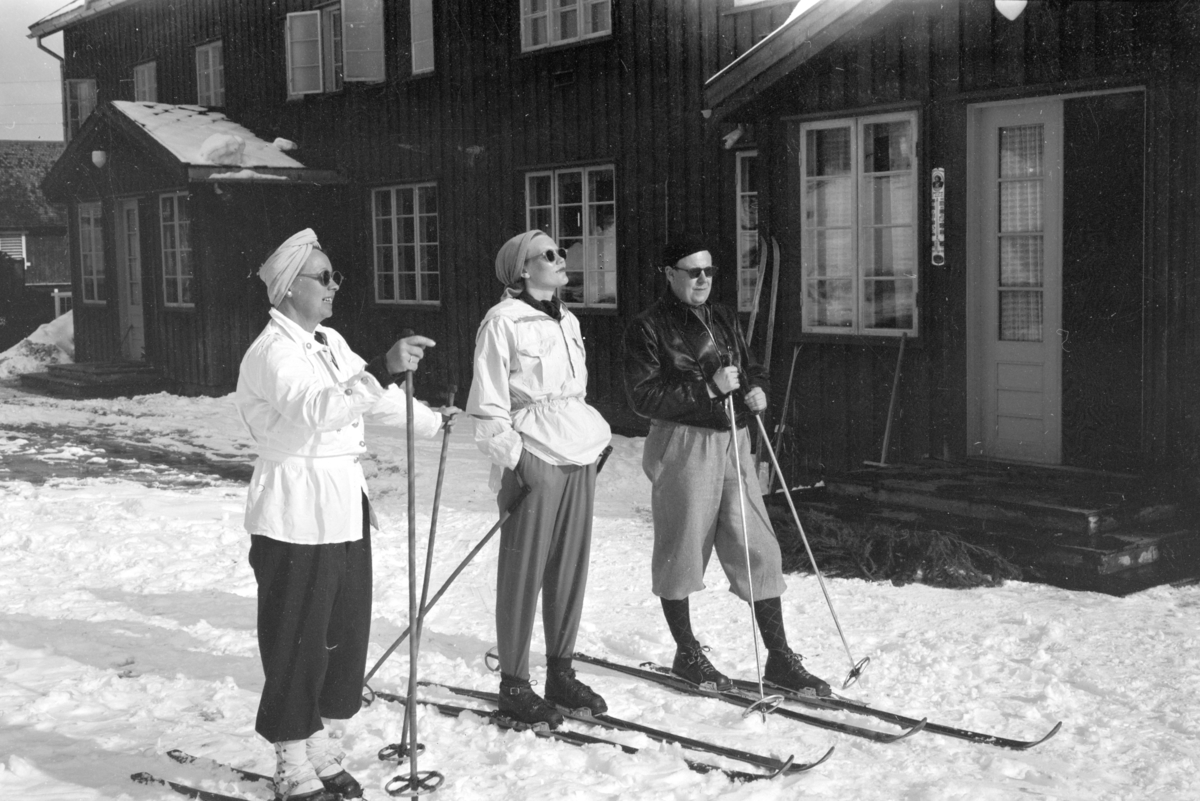 Johs. (Johannes) Johannessen, Skiløpere, turister utenfor hotell, ukjent sted, skiantrekk.