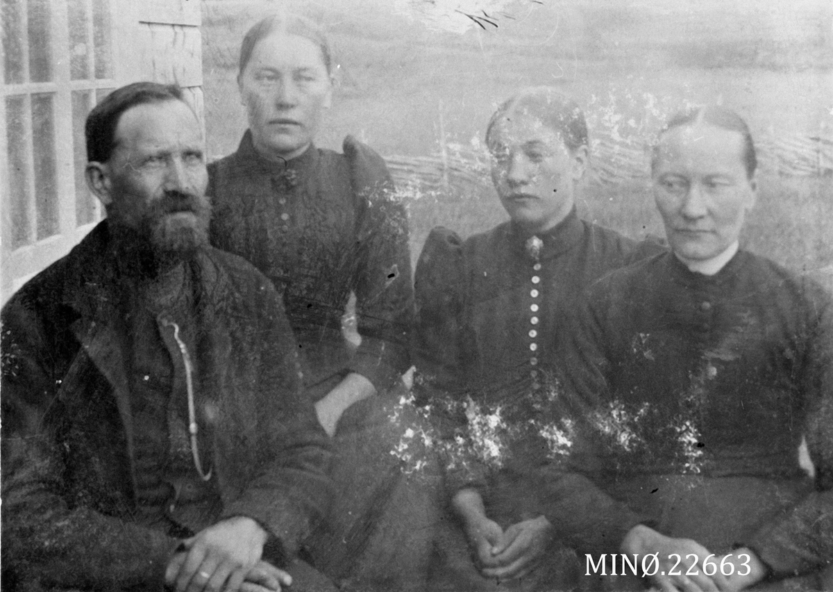 Ukjent, Familiebilde. Esten Tangen, Kjerstine Tangen, Petra Tangen, Gjertrud Tangen
