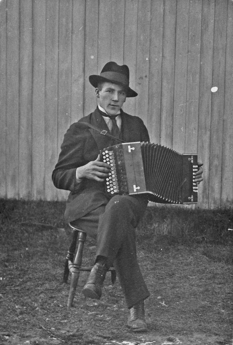 Alexander Bredstrøm Ansberg, Mann, klær, trekkspill. Mathias Hovde m/trekkspill.
