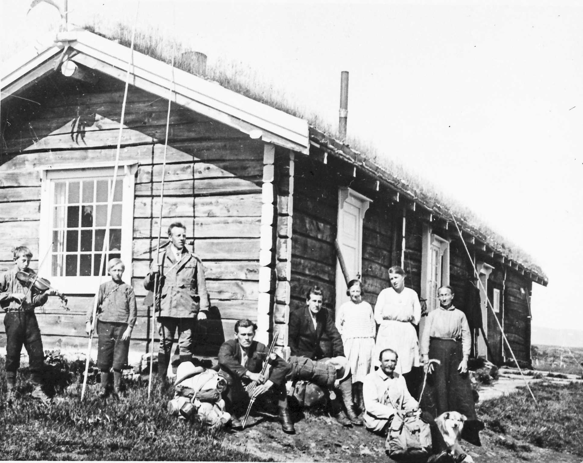Rachel Haarseth, Personer, klær, fiskestenger, seterhus.