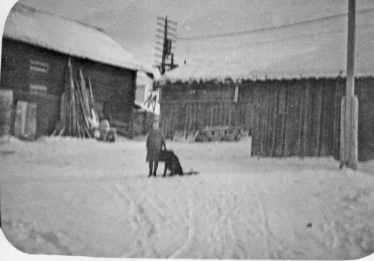Rachel Haarseth, Person, hund, låve/fjøsbygninger.