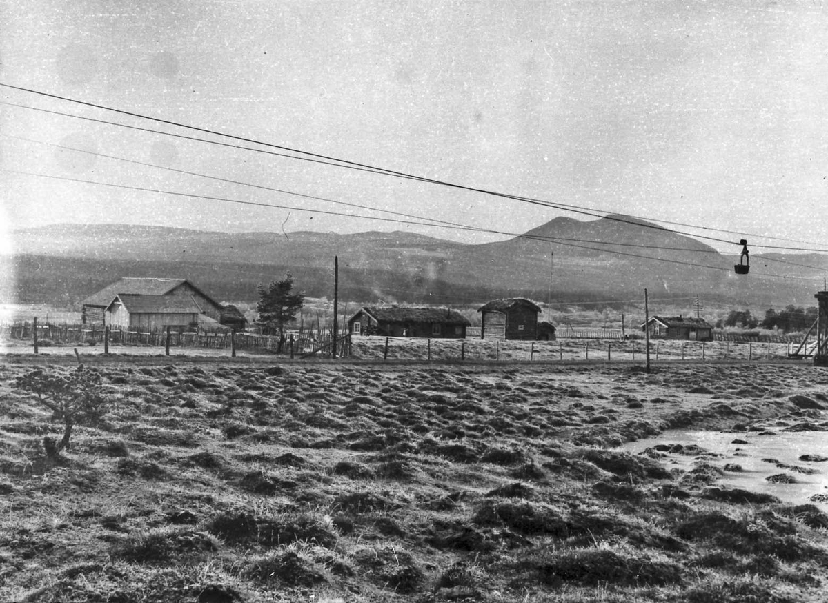 Alexander Bredstrøm Ansberg, Taubana krysser veien ved gårdsbruk.
