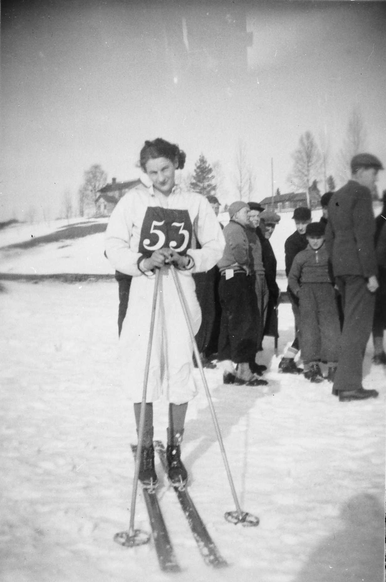 Rachel Haarseth, Personer, klær, ski og skistaver.