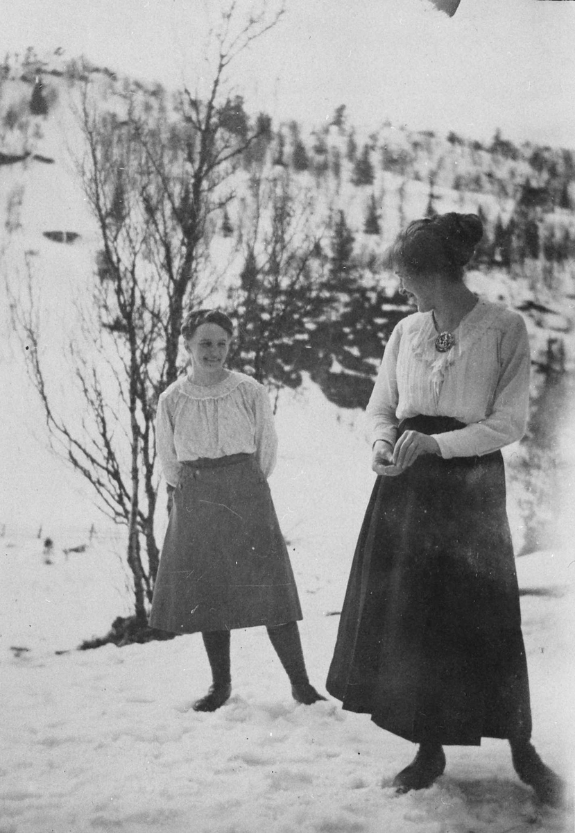 Rachel Haarseth, Kvinner, klær, naturforhold.