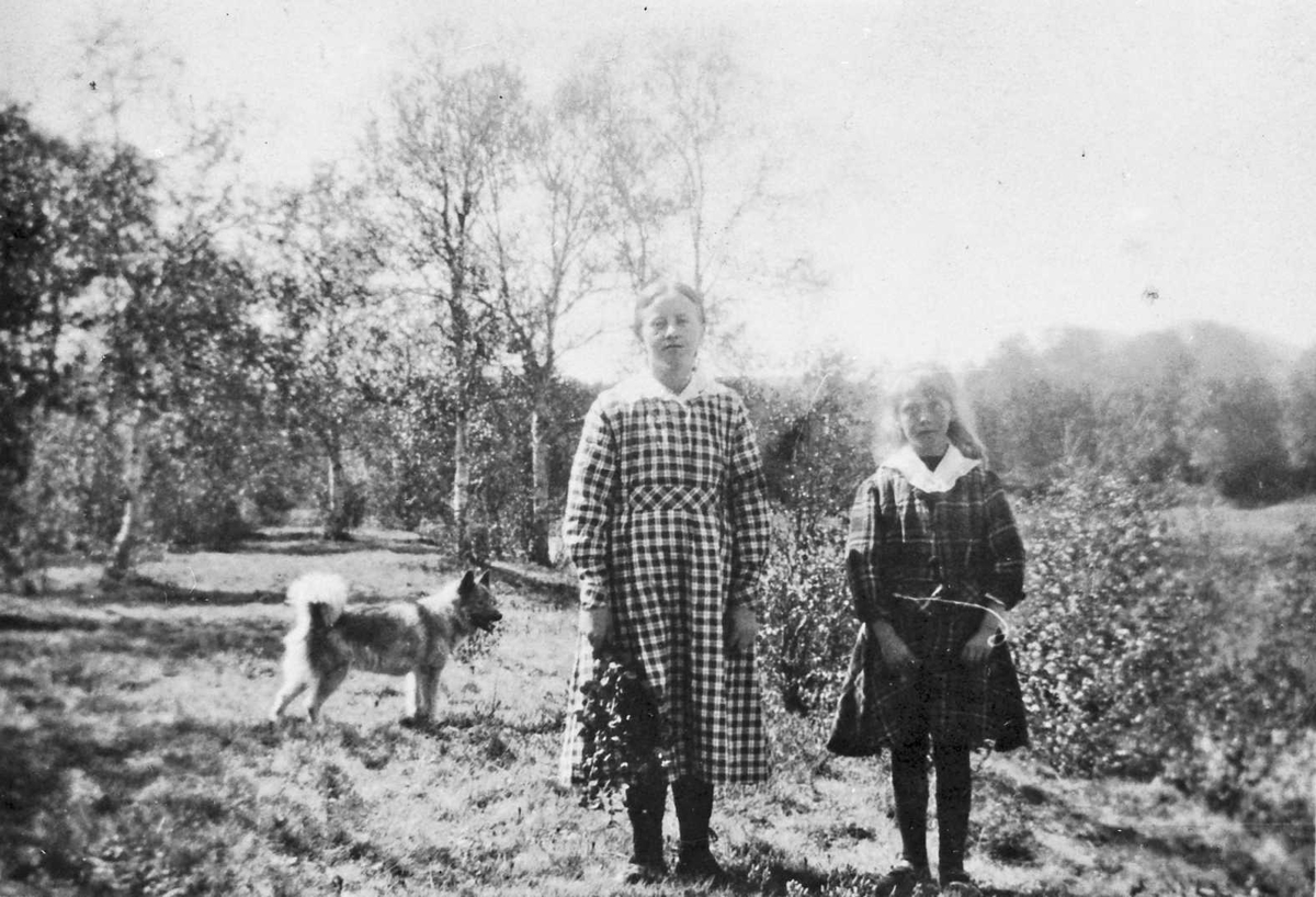 Rachel Haarseth, Personer, klær, hund, naturforhold.