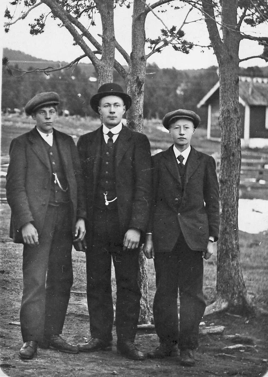 Alexander Bredstrøm Ansberg, Gruppebilde, menn, klær.