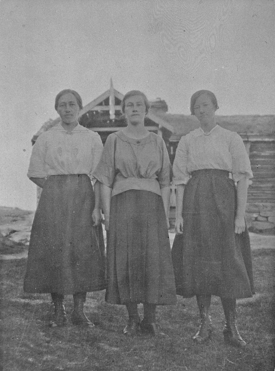Rachel Haarseth, Kvinner, klær, bygning.