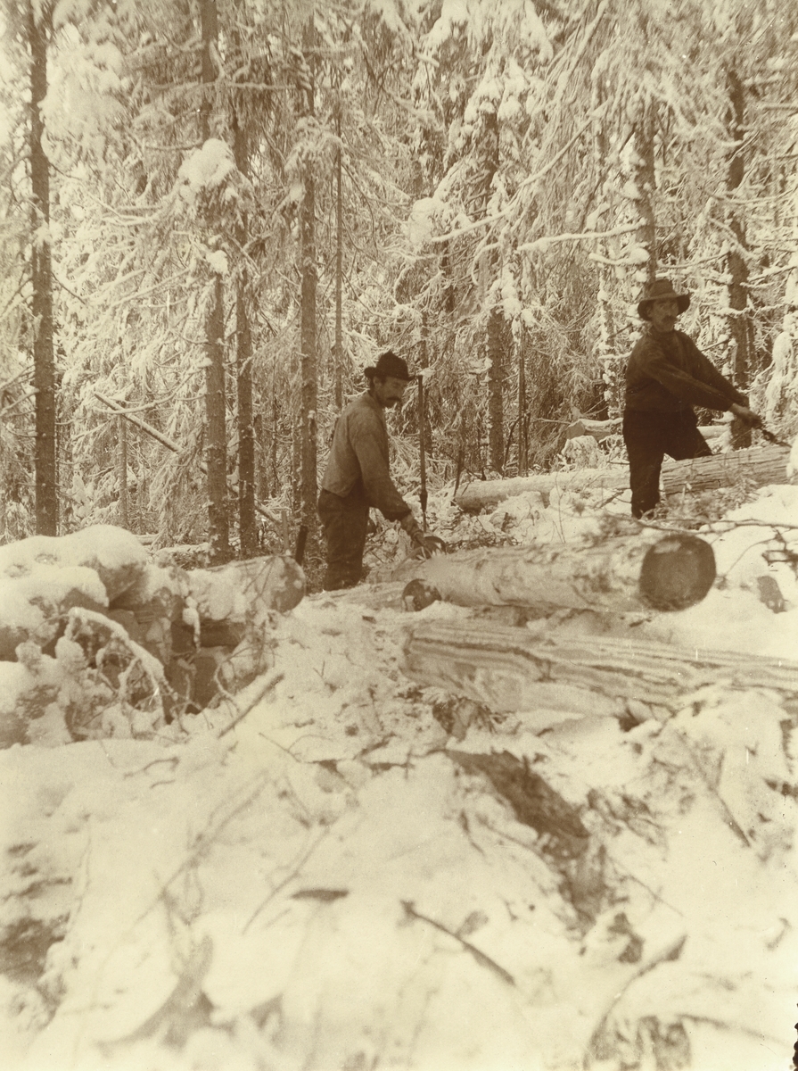 Haakon Garaasen, To menn på tømmerhogst om vinteren. I Galåsen. Per Galaasen, Pauls (t.h.) (14/4 1881) (flyttet til Vallset) og Karl Galaasen, Jons (2/4 1874 - 1962)
