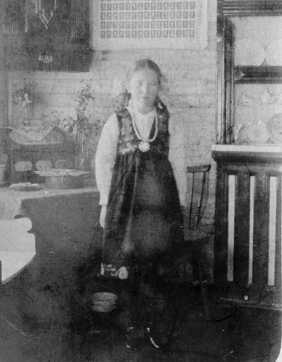 Rachel Haarseth, Kvinne, klær, kjøkken, skap, stol, ovn.