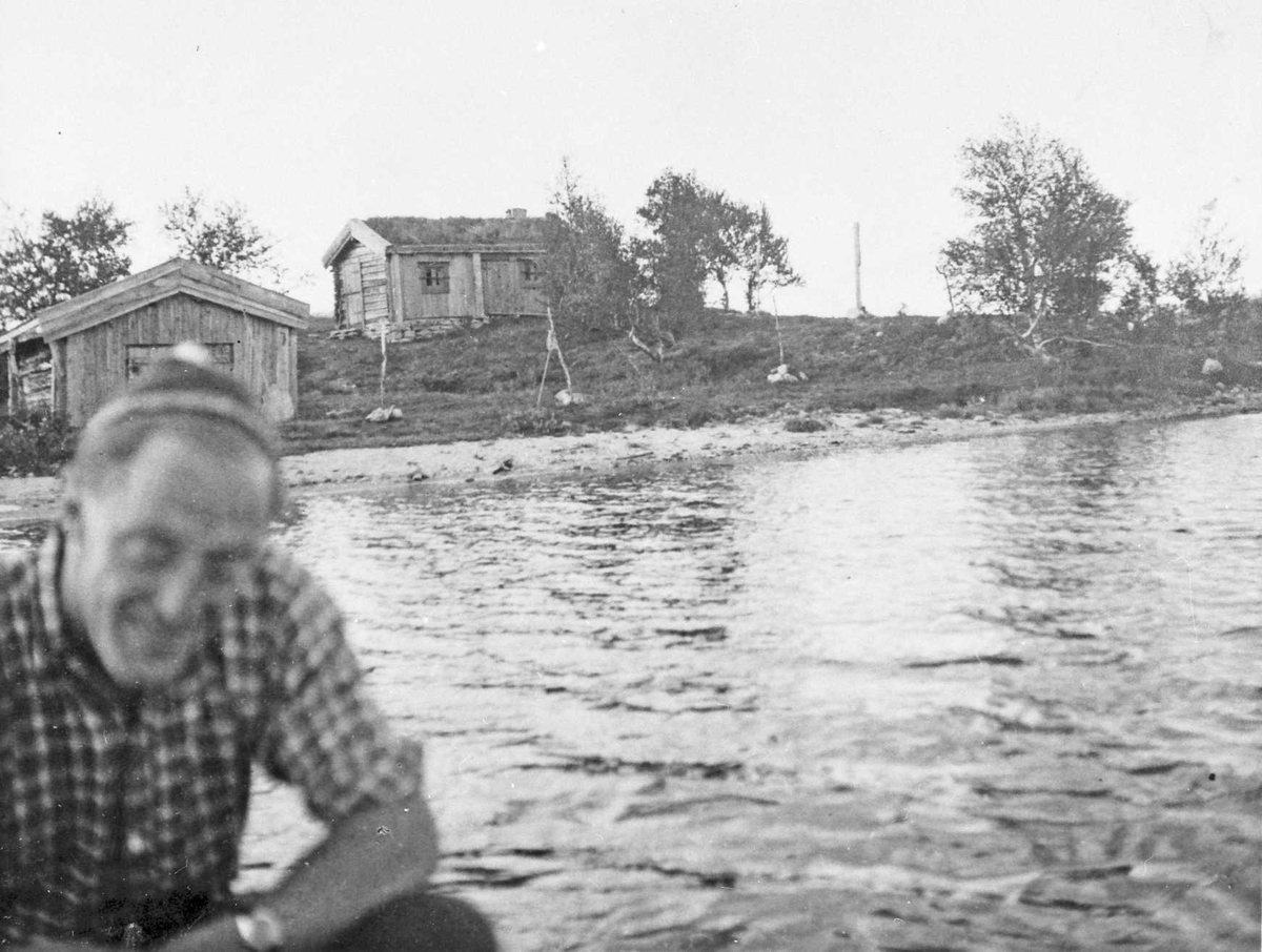 Rachel Haarseth, Mann, klær, seterhus, uthus, naturforhold.