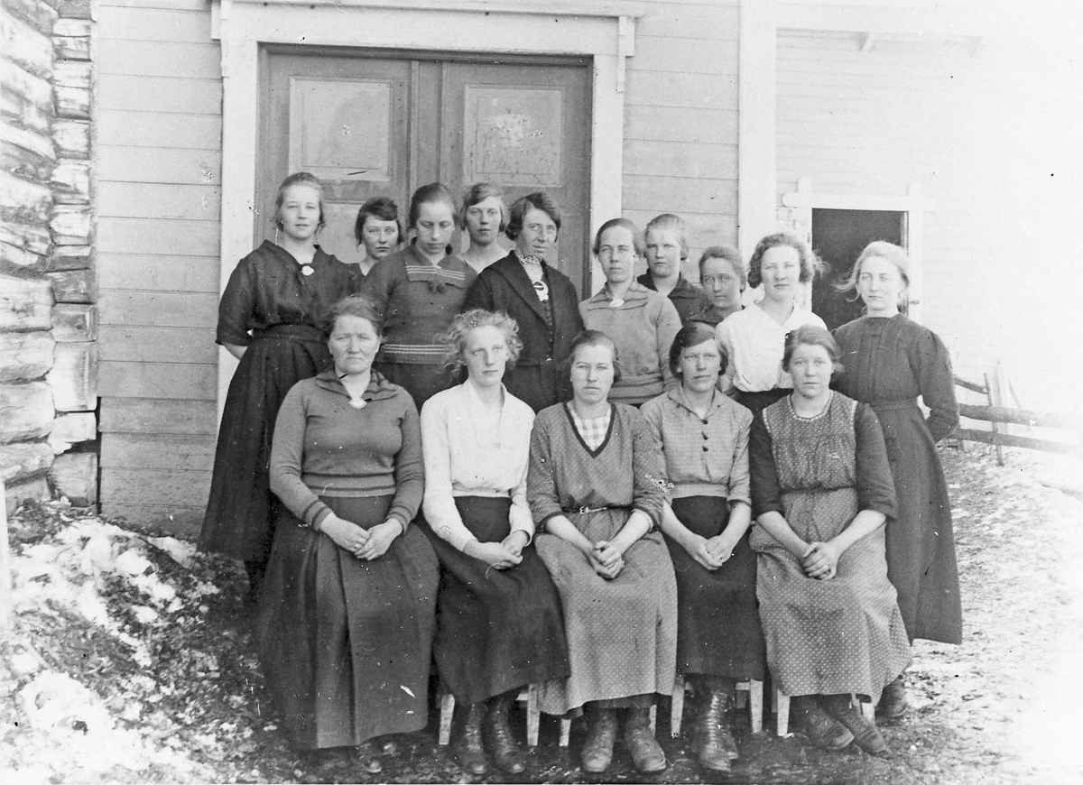 Rachel Haarseth, Gruppebilde, kvinner, klær, bygning.