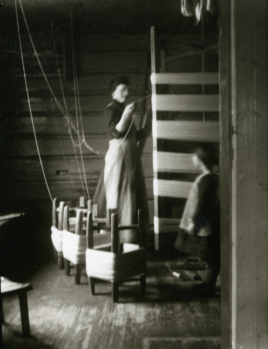 Haakon Garaasen, Kvinne i arbeid, Jenny Galaasen f. Landsjøaasen, Jons (2/3 1890 - 1983) Jente ser på, Ingebjørg Galaasen g. Buflod, Jons (19/5 1915 - 1999) På Jons, Galåsen.