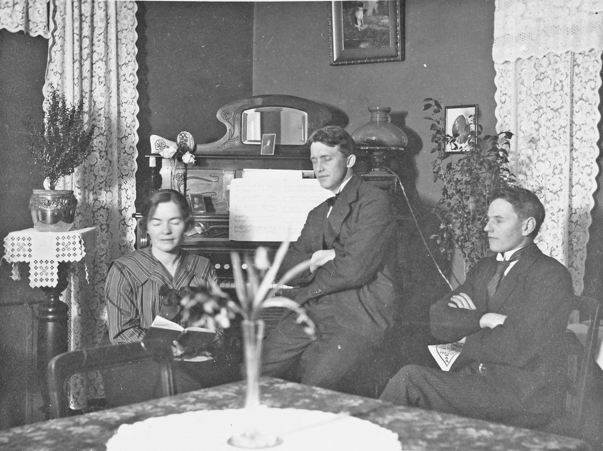 Rachel Haarseth, Personer, klær, bord, skattoll, bilde, blomster.