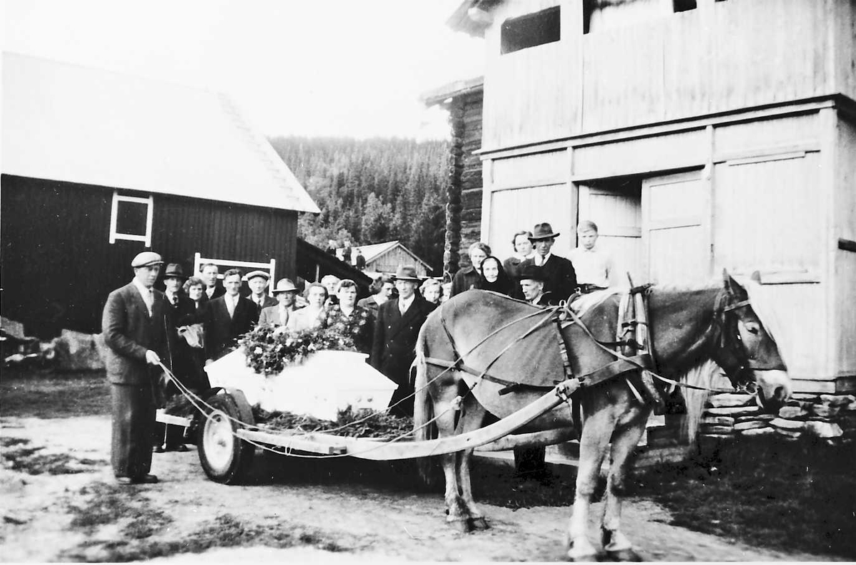 Rachel Haarseth, Begravelse, hest, kiste, personer, klær, bygninger.