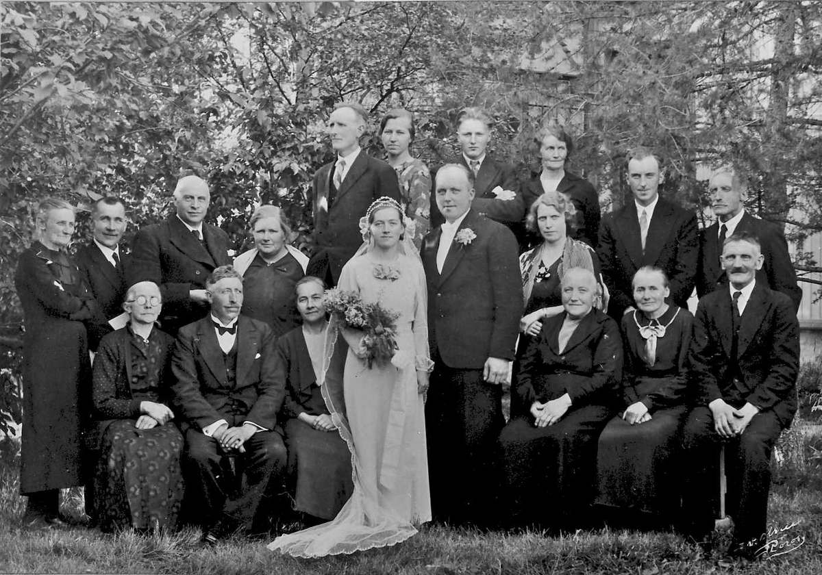 Rachel Haarseth, Bryllup, gruppebilde, personer, klær, brudebukett.