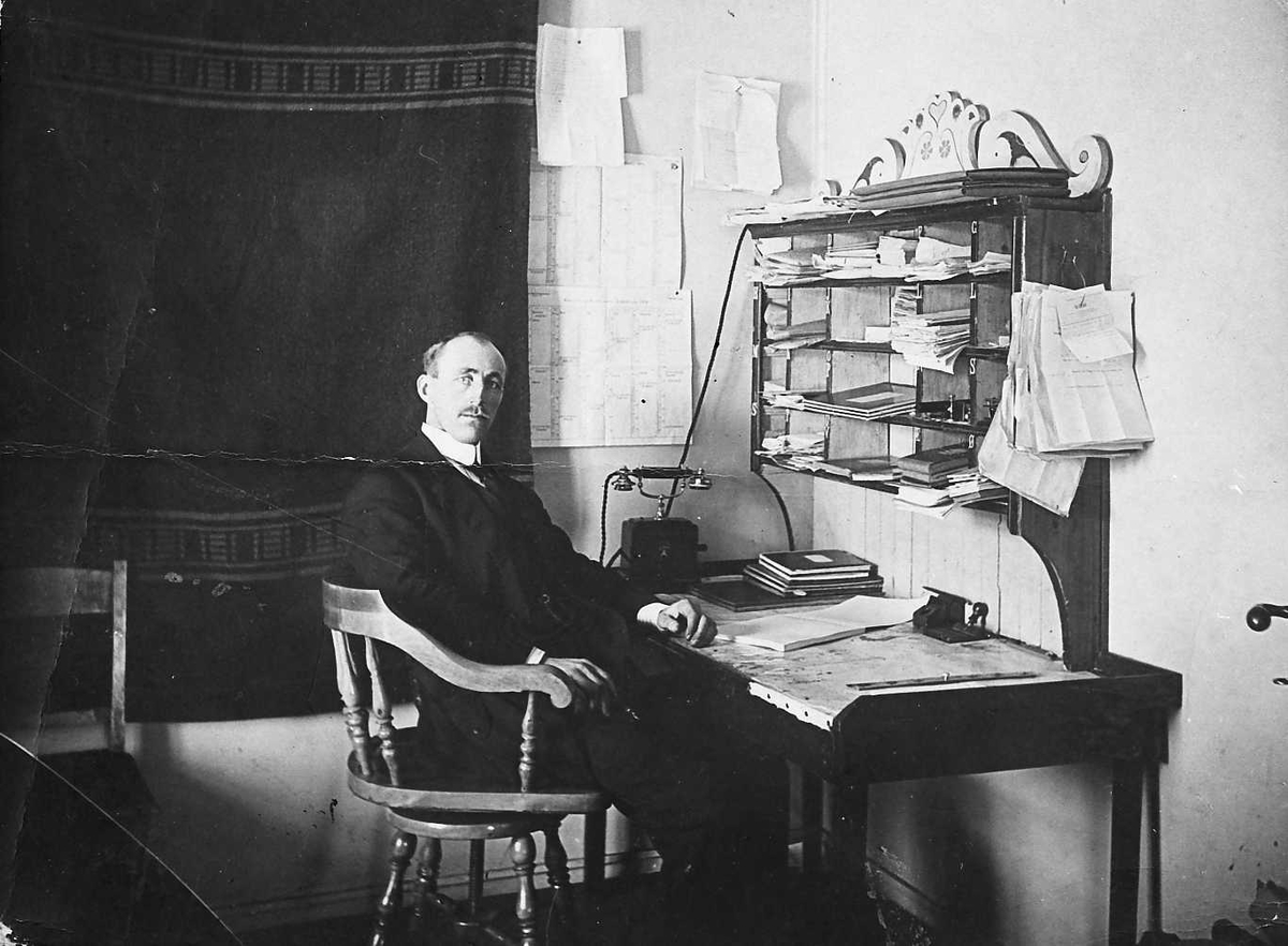 Alexander Bredstrøm Ansberg, Mann, klær, skrivepult og stol, kontorrekvesita.
