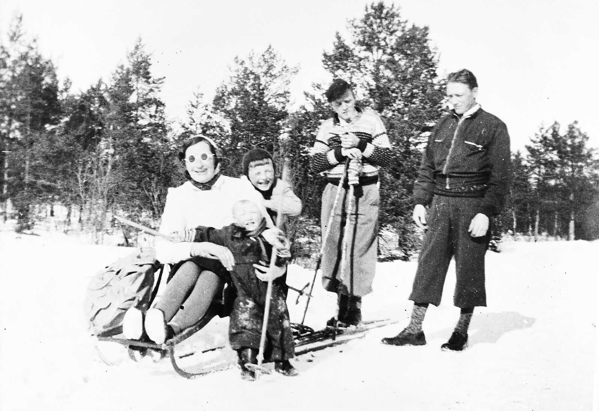 Rachel Haarseth, Personer, klær, spark, ski og skistaver.