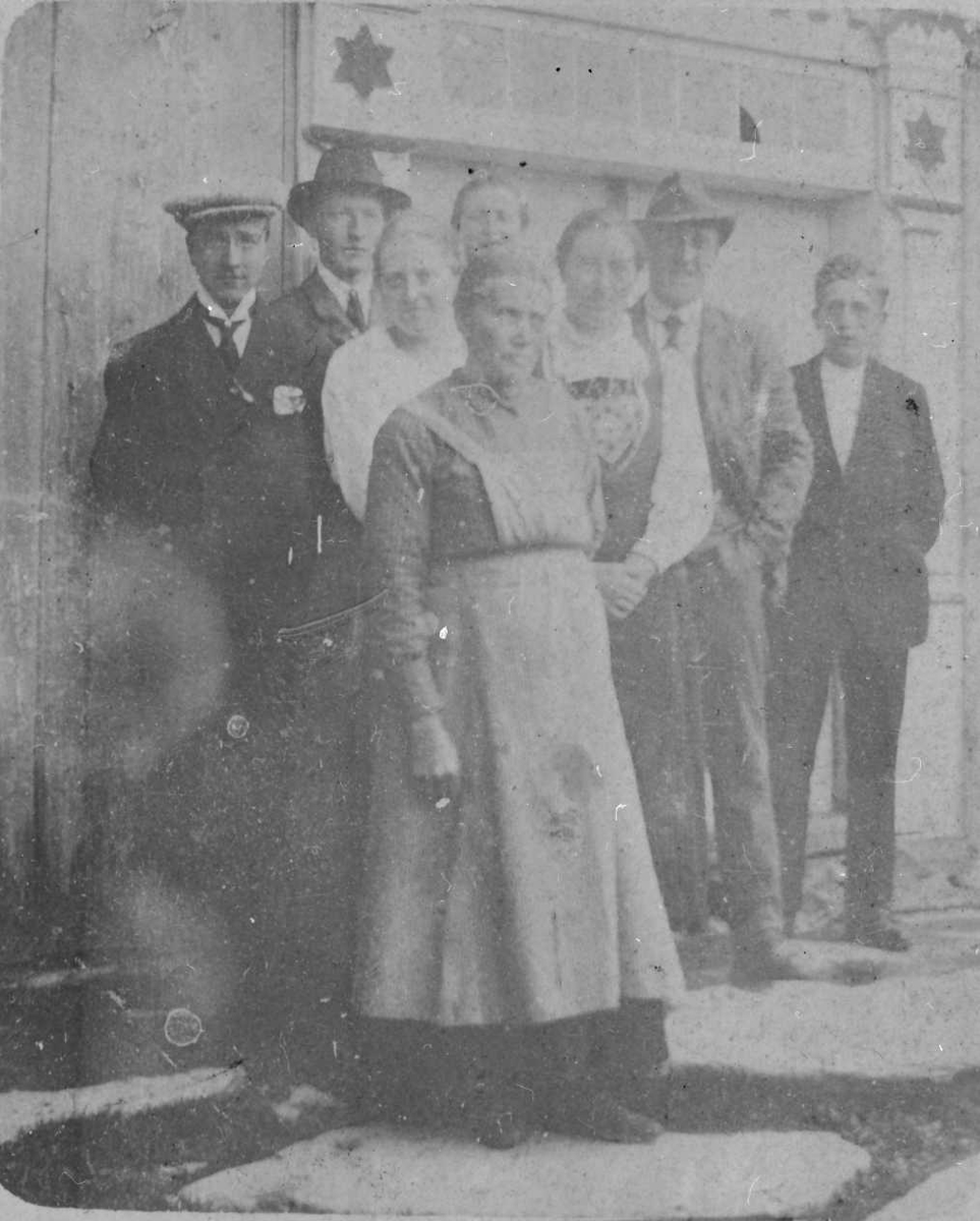 Rachel Haarseth, Gruppebilde, personer, klær, bygning.