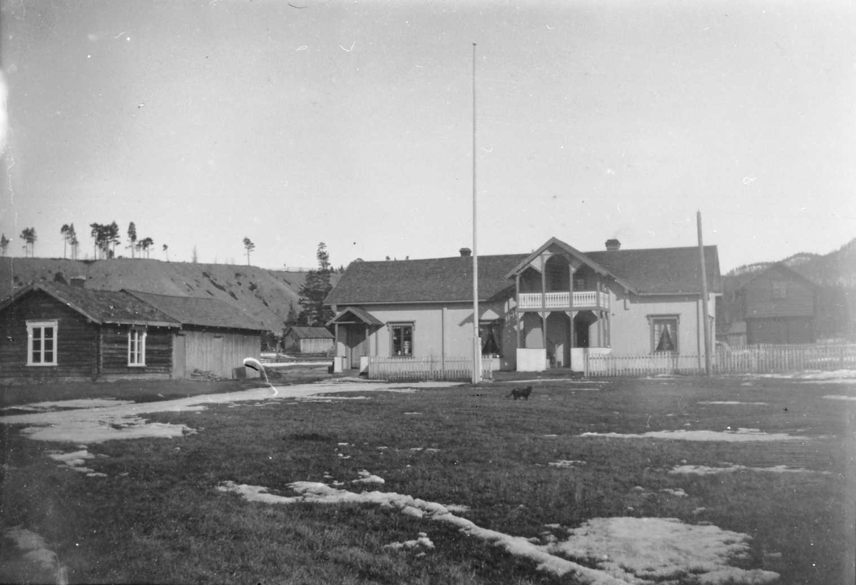 Rachel Haarseth, Gårdsplass.