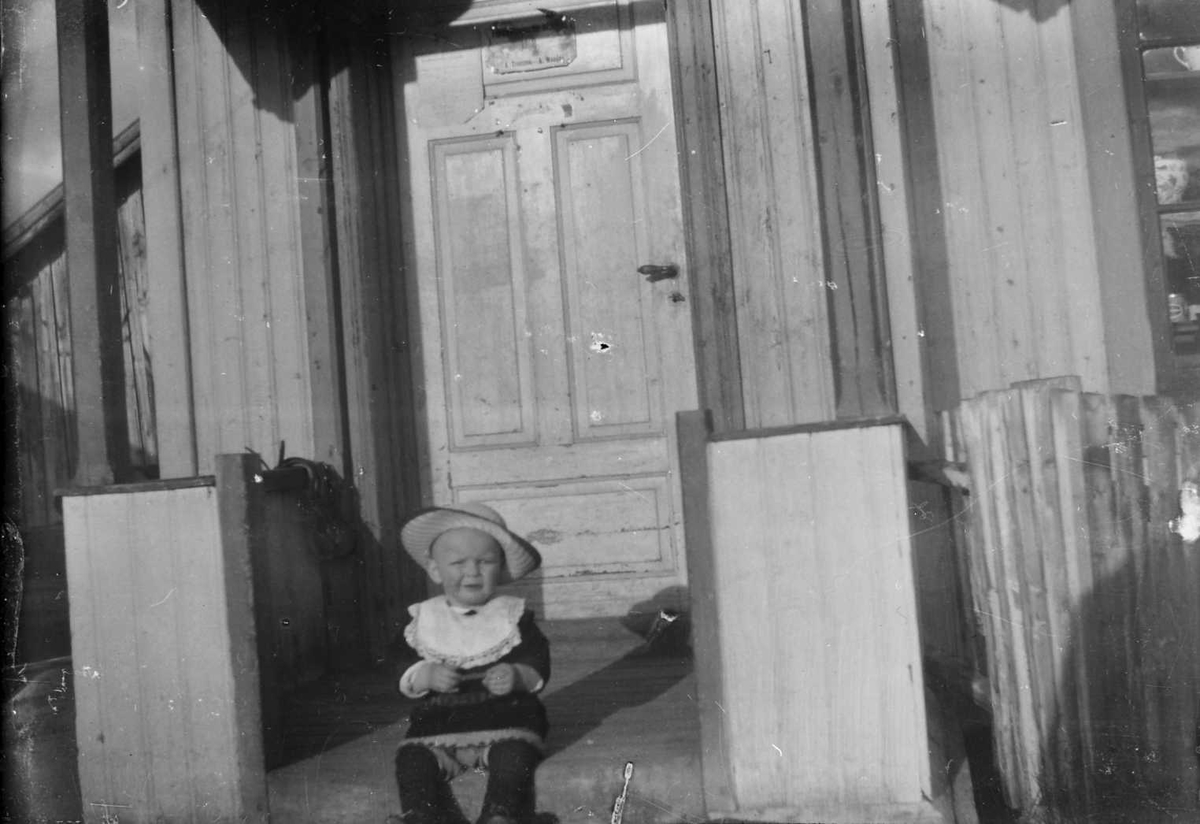 Rachel Haarseth, Barn, klær, bygning.