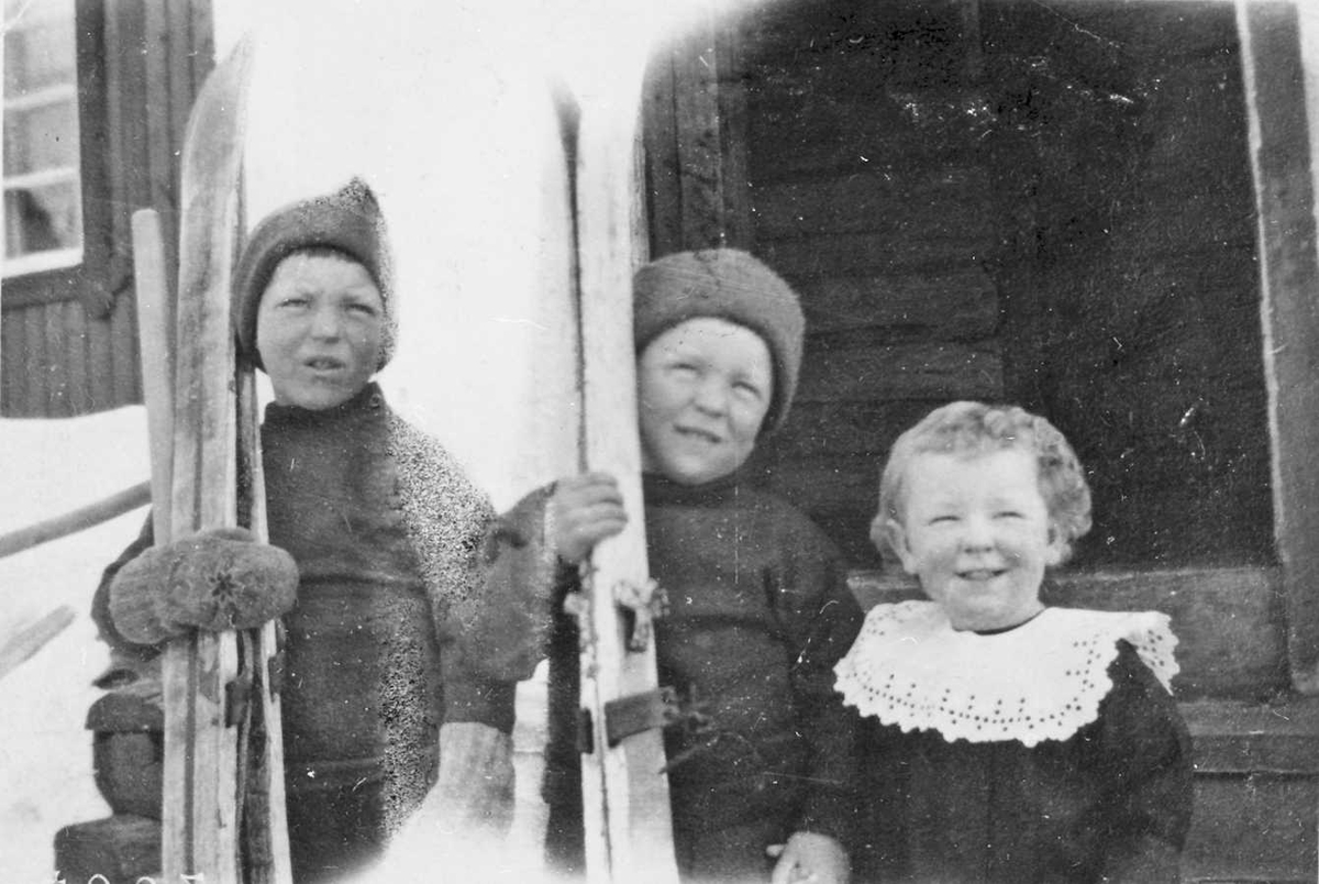 Rachel Haarseth, Barn, klær, ski og skistaver, bygning.