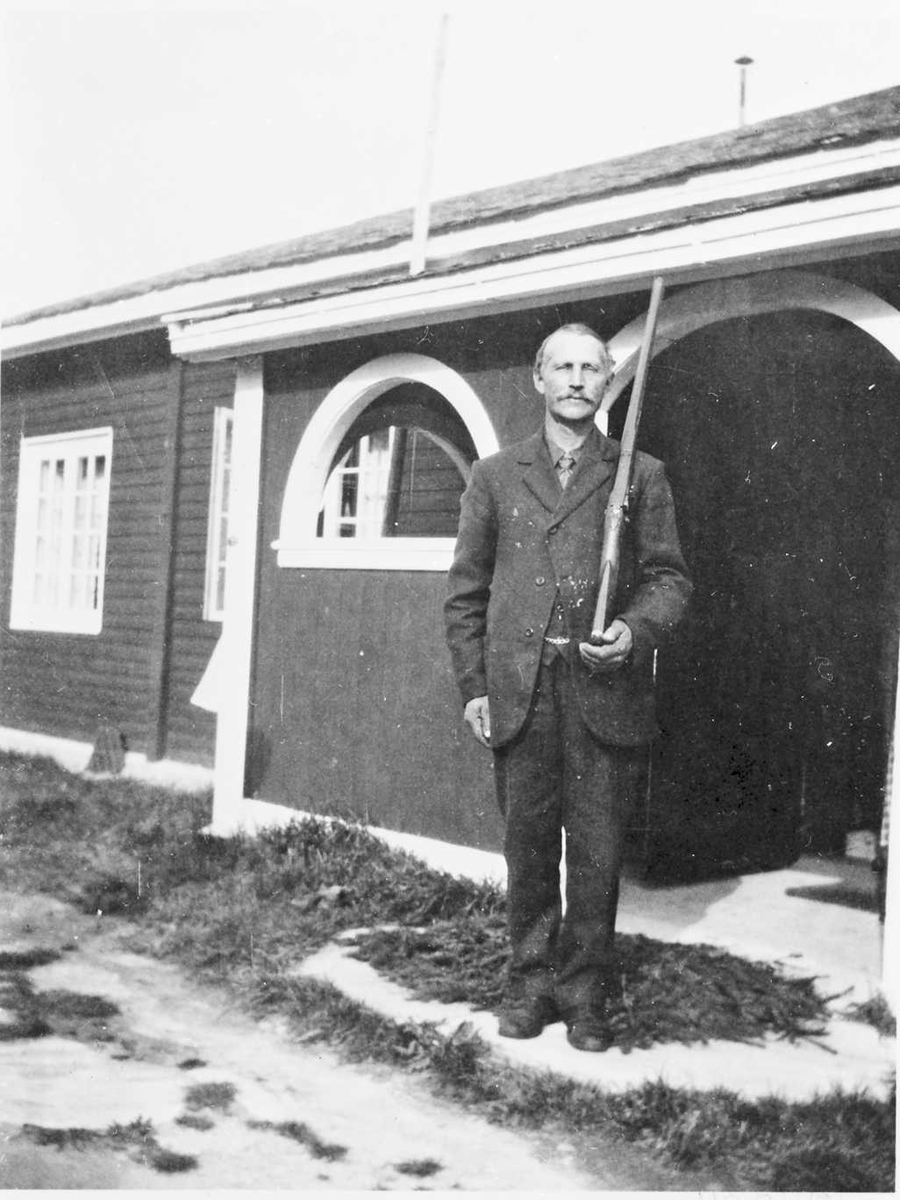 Rachel Haarseth, Mann, klær, våpen (gevær), bygning. Kristian Aasbrenn. Trangen-våpen (slaget på Trangen i 1806)