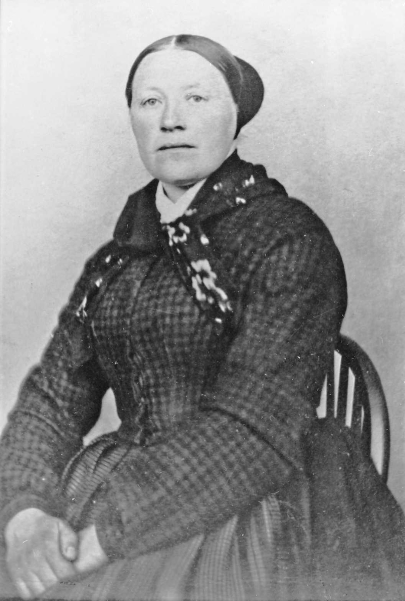 Rachel Haarseth, Portrett av en kvinne, klær.