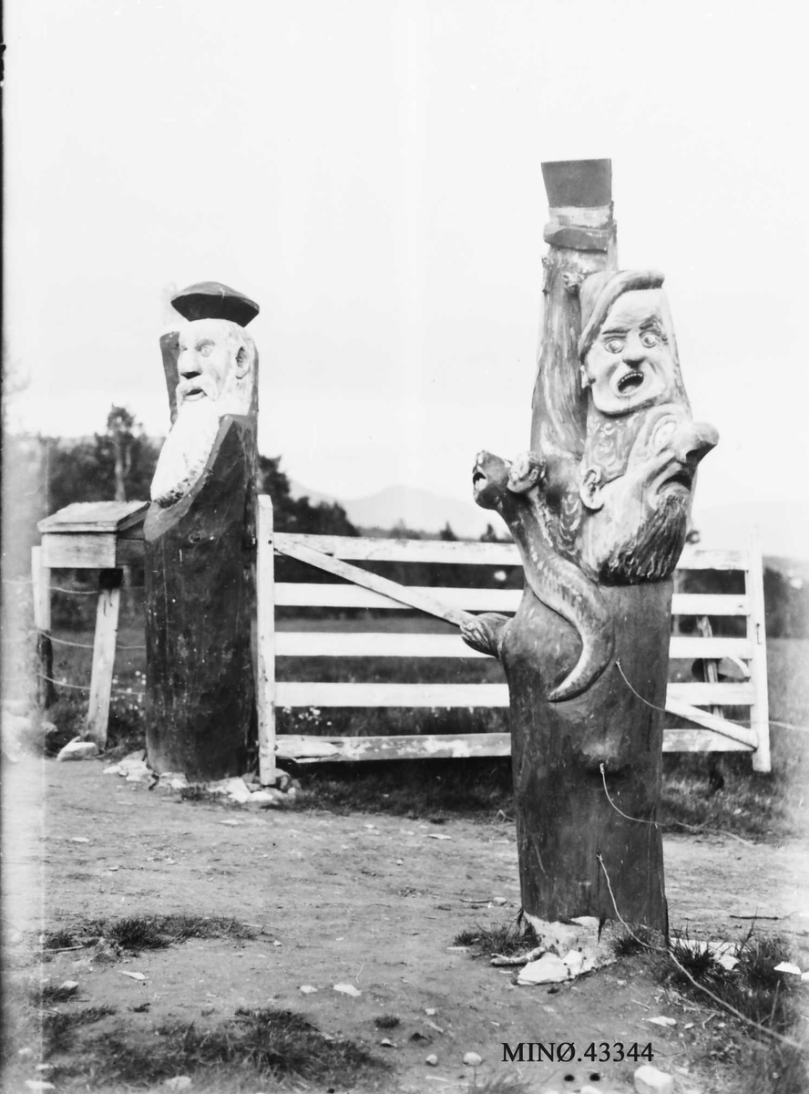Axel Rosenvinge Brostrup, Grindstolper, trefigurer