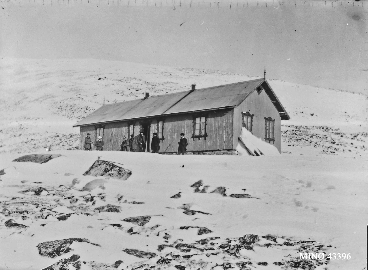 Axel Rosenvinge Brostrup, Hytte. Menn