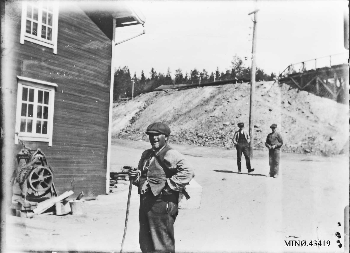 Axel Rosenvinge Brostrup, Menn.