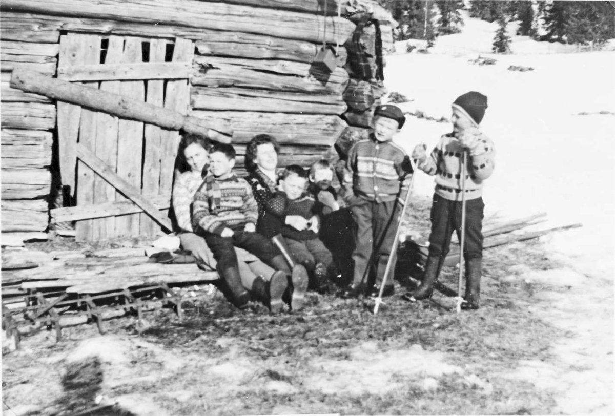 Rachel Haarseth, Personer, ski og skistaver, løe. Gammelsetra, påsketur ca. 1960